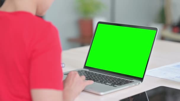 年轻的印度妇女使用带有绿色彩色键屏的笔记本电脑 — 图库视频影像