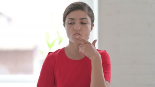 Porträtt Pensive Young Indian Woman Tänkande — Stockvideo
