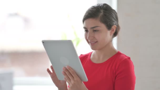 Portret Van Aantrekkelijke Jonge Indiase Vrouw Met Behulp Van Tablet — Stockvideo