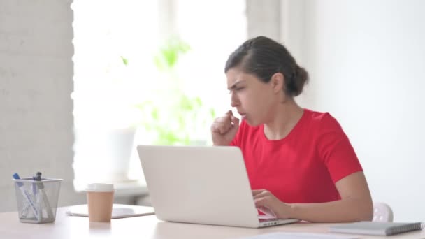 年轻的印度妇女在办公室使用笔记本电脑时咳嗽 — 图库视频影像