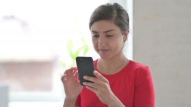 Smartphone 'da Kutlanan Genç Hintli Kadın Portresi