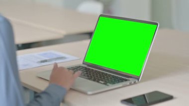 Yeşil Krom Anahtar Ekranlı Laptop Kullanan Genç Kadın 