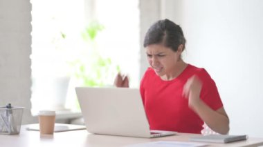 Genç Hintli Kadın Ofiste otururken Hüsrana uğruyor