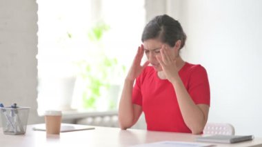 Genç Hintli Kadın Ofiste otururken Hüsrana uğruyor