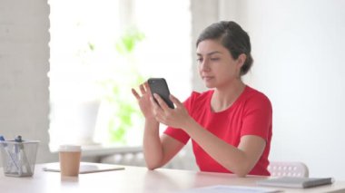 Smartphone 'da Kutlanan Genç Hintli Kadın Portresi