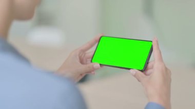Genç Kadın Krom Ekran ile Akıllı Telefon İzliyor 