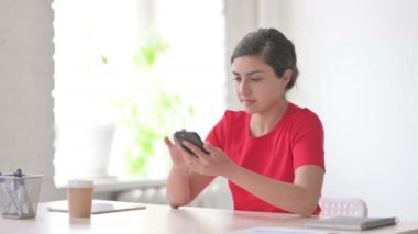 Akıllı telefon kullanan genç Hintli kadın portresi
