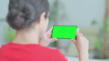 Genç Hintli Kadın Krom Ekran ile Akıllı Telefon İzliyor 