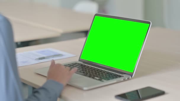 使用绿色彩色键屏幕笔记本电脑的年轻女性 — 图库视频影像