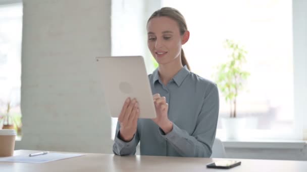 Giovane Donna Che Utilizza Tablet Mentre Seduto Ufficio — Video Stock