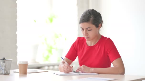 Młoda Hinduska Kobieta Pisanie Papierze Biurze — Wideo stockowe