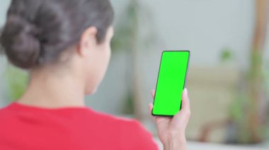 Yeşil Ekran ile Akıllı Telefon Kullanan Yaratıcı Genç Hintli Kadın 