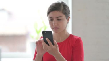 Smartphone 'da Kaybolan Genç Hintli Kadın' ın Portresi