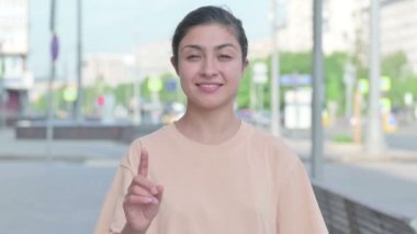 Kamerayı gösteren genç Hintli kadının portresi. 