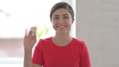 İnternetten Konuşan Genç Hintli Kadın Portresi