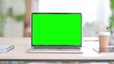 Yeşil Ekranlı Laptop kullanan genç Hintli Kadın 