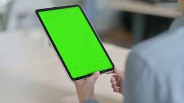 Yeşil Ekranlı Tablet kullanan Genç Kadın
