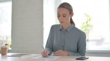 Ofisteki Kağıda Yazan Genç Kadın