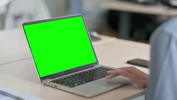使用绿色屏风手提电脑的年轻女性 — 图库视频影像