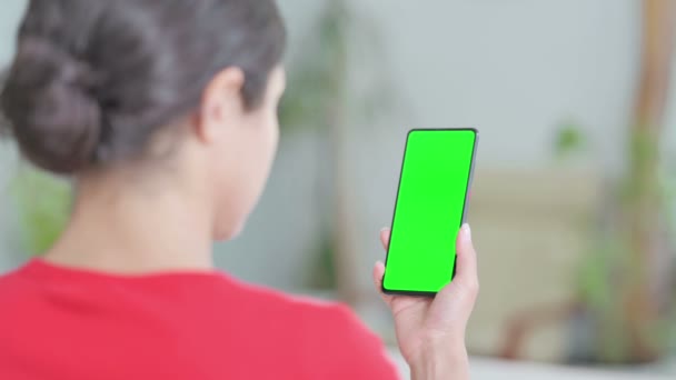 Creativo Giovane Donna Indiana Utilizzando Smartphone Con Schermo Verde — Video Stock