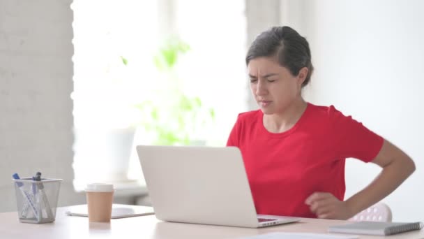 オフィスでノートパソコンを使いながら腰痛を持つ若いインド人女性 — ストック動画