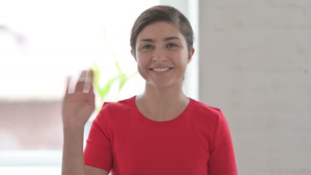 オンラインビデオ通話で話す若いインド人女性の肖像 — ストック動画