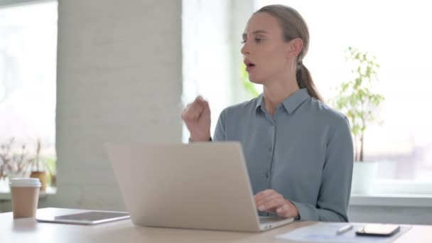 Giovane Donna Tosse Durante Utilizzo Del Computer Portatile Ufficio — Video Stock