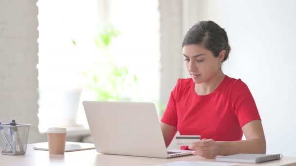 オフィスのノートパソコンでオンライン決済を失敗させる若いインド人女性 — ストック動画