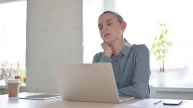 Uykucu Genç Kadın Esneme Portresi