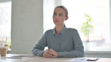 Genç Kadın Ofiste Otururken Düşünüyor