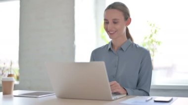 Videodaki Genç Kadın Ofisteki Laptopta Konuşuyor