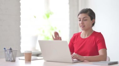 Genç Hintli Kadın Videoda Konuşuyor Laptop 'ta Ofiste
