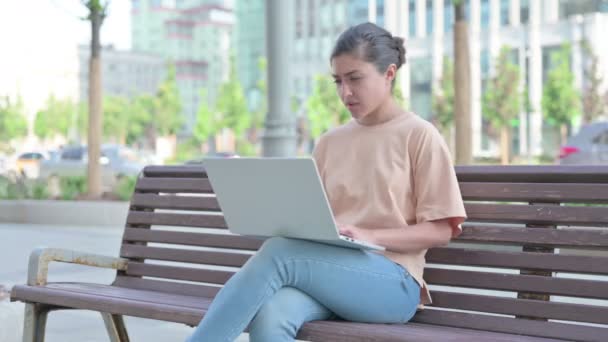 Mulher Indiana Jovem Tosse Usar Laptop Escritório — Vídeo de Stock