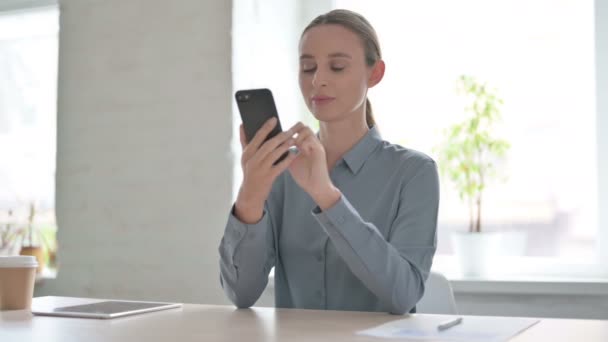 Genç Bayan Ofiste Telefonla Konuşuyor — Stok video