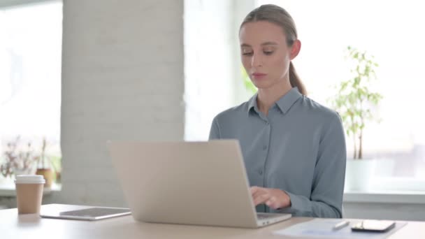 Wanita Muda Yang Menderita Neck Pain Saat Menggunakan Laptop Kantor — Stok Video