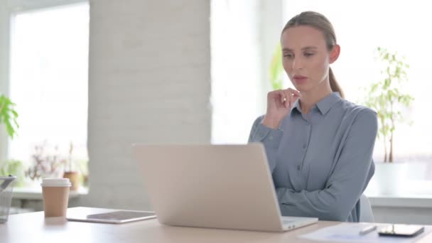 Mujer Joven Pensando Mientras Trabaja Ordenador Portátil Oficina — Vídeo de stock