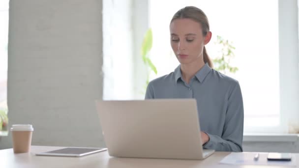 Junge Frau Hat Rückenschmerzen Während Sie Laptop Büro Benutzt — Stockvideo