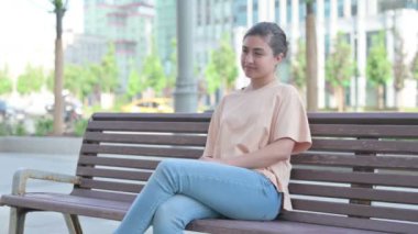 Dizüstü bilgisayarın kapanmasından sonra ofisten ayrılan yaratıcı genç Hintli kadın