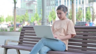 Genç Hintli Kadın Laptop Kullanırken Kaybına Tepki Veriyor 