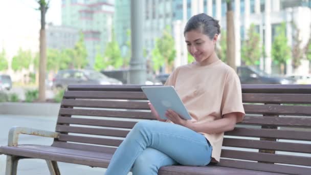 Mujer India Joven Usando Tablet Mientras Está Sentada Oficina — Vídeos de Stock