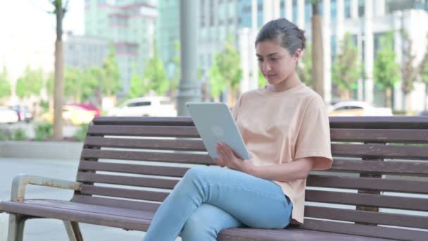 Retrato Jovem Mulher Indiana Reagindo Perda Smartphone — Vídeo de Stock