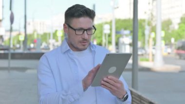 Dijital Tablet kullanan Orta yaşlı bir adamın portresi