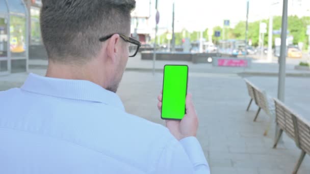 Homem Meia Idade Usando Smartphone Com Tela Verde Livre — Vídeo de Stock