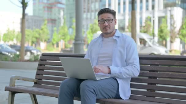 Mann Mittleren Alters Mit Laptop Zeigt Daumen Hoch Während Draußen — Stockvideo