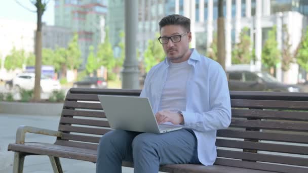 Mann Mittleren Alters Verweigert Sich Während Laptop Freien Auf Bank — Stockvideo