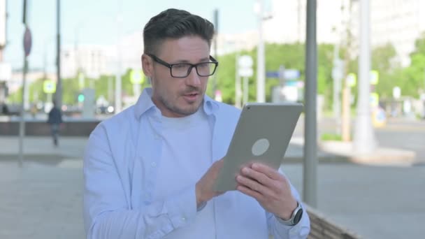 Middeleeuwen Man Viert Online Win Tablet Outdoor — Stockvideo
