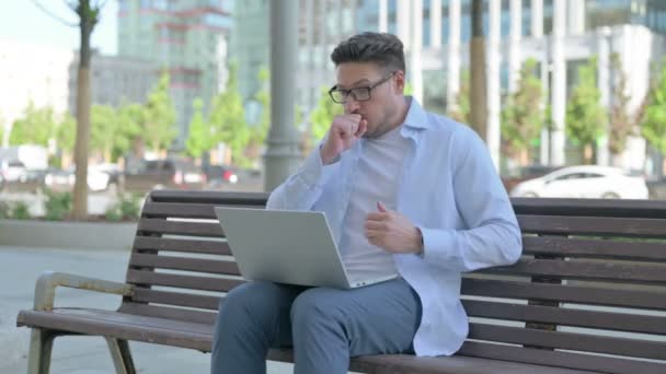 Hustender Mann Mittleren Alters Benutzt Laptop Während Draußen Auf Bank — Stockvideo