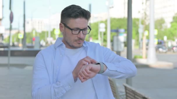 Hombre Mediana Edad Navegar Por Internet Smartwatch Aire Libre — Vídeo de stock