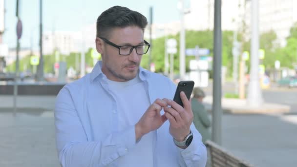 Uomo Mezza Età Che Naviga Internet Smartphone Outdoor — Video Stock