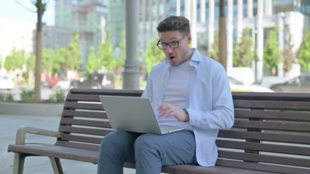 Mann Mittleren Alters Reagiert Auf Verlust Laptop Während Draußen Auf — Stockvideo